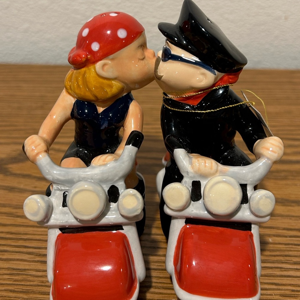 Mwah Magnetic Kissing Motorcyclist Salt & Pepper Shakers - Picture 7 of 10